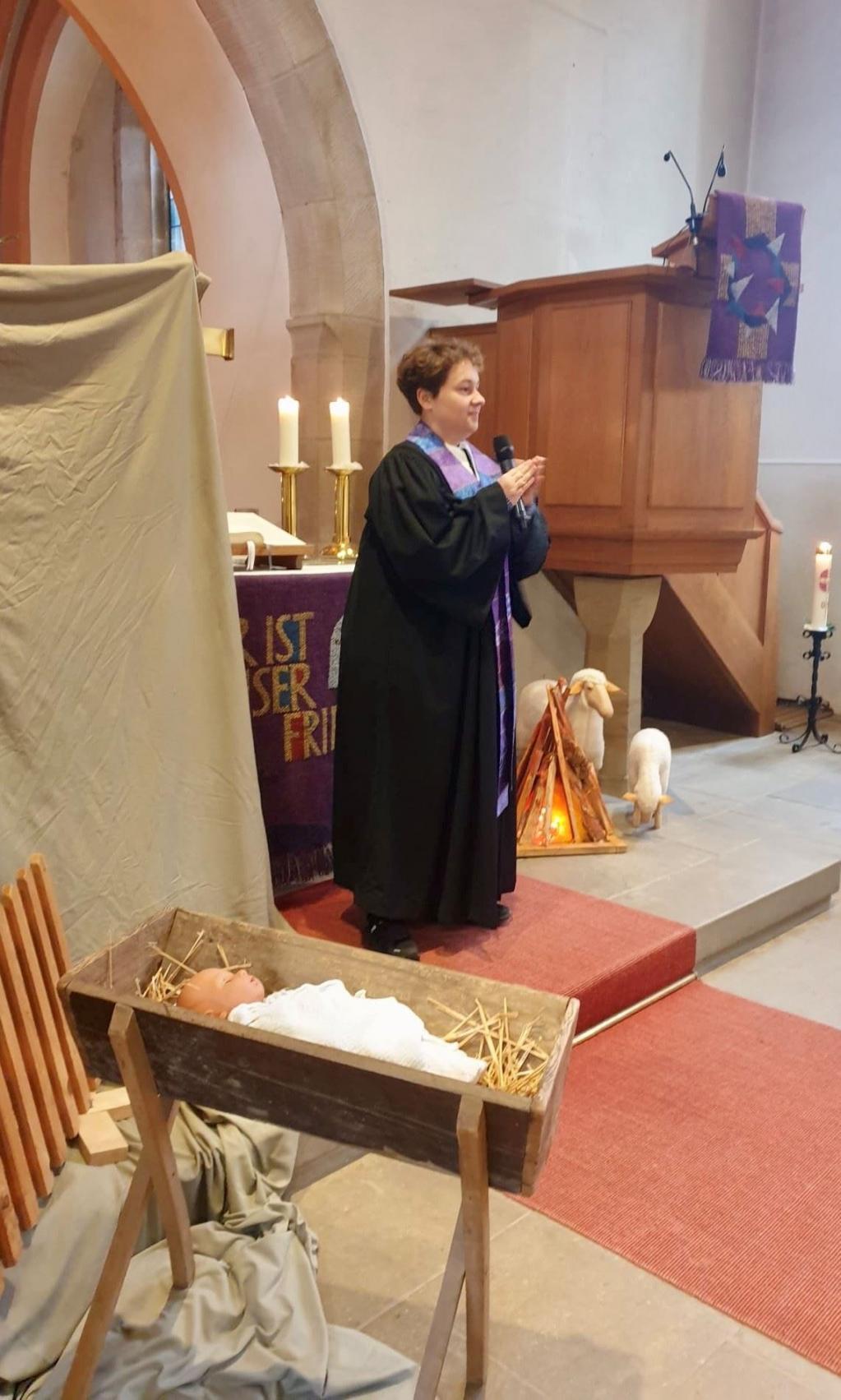 Pfarrerin beim Gottesdienst