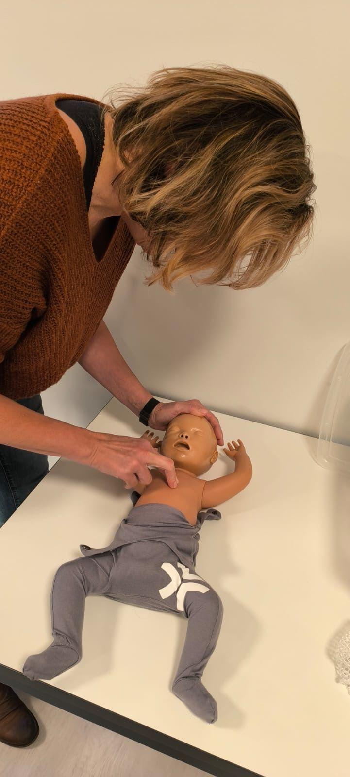 Erste Hilfe am Dummy