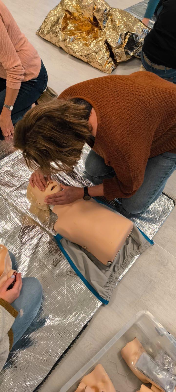 Erste Hilfe am Dummy